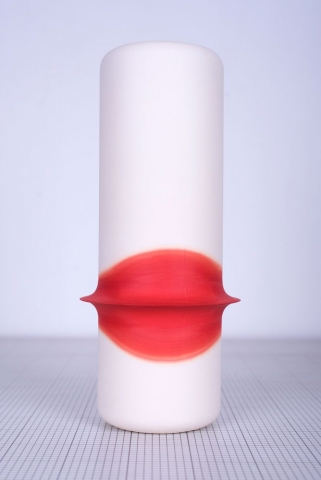 vase façonné par moulage et réalisé en faïence puis coloré par capillarité, fait à la main en France par le designer Thomas Dellys