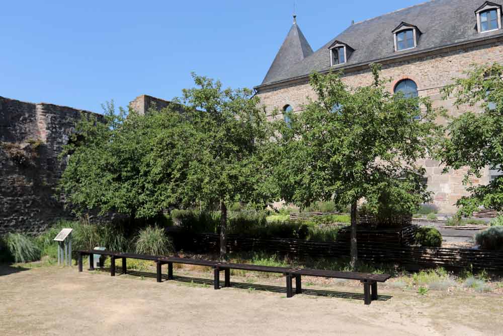 Jardin et banc de la cour du musée du château de mayenne par Thomas Dellys