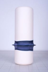 vase en faïence avec un dégradé de couleur bleu designer rennes modèle unique