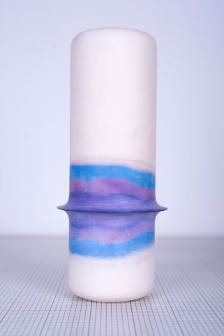vase façonné par moulage et réalisé en faïence puis coloré par capillarité, fait à la main en France par le designer Thomas Dellys
