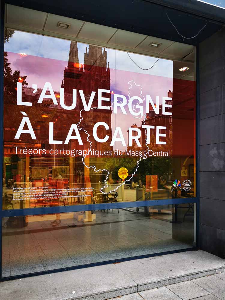vue de la façade de la maison du tourisme avec les vitrophanies L'Auvergne à la carte