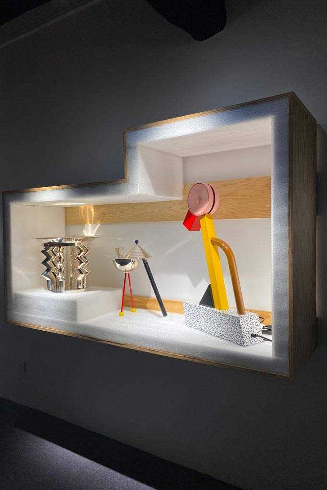 Image de l'exposition le grand tour, avec ettore sottsass, peter shire de Memphis