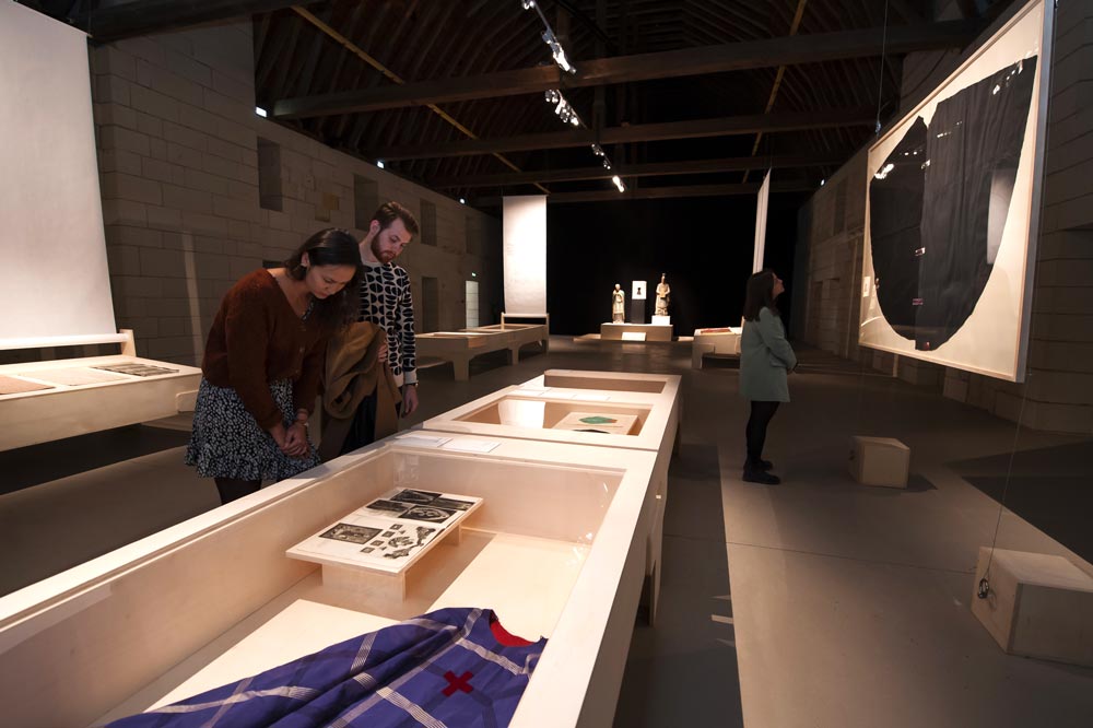 Exposition Au fil du sacré, une mode en soie à l'abbaye royale de Fontevraud, partie du Grand Dortoir