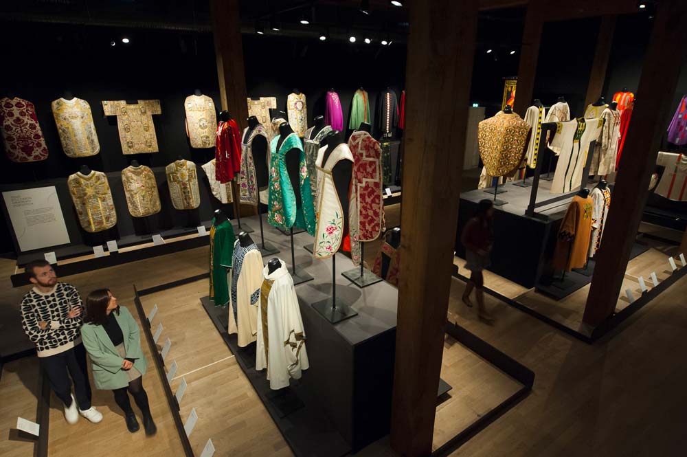 Entré de l'exposition Au fil du sacré, une mode en soie à l'abbaye royale de Fontevraud, partie du Noviciat