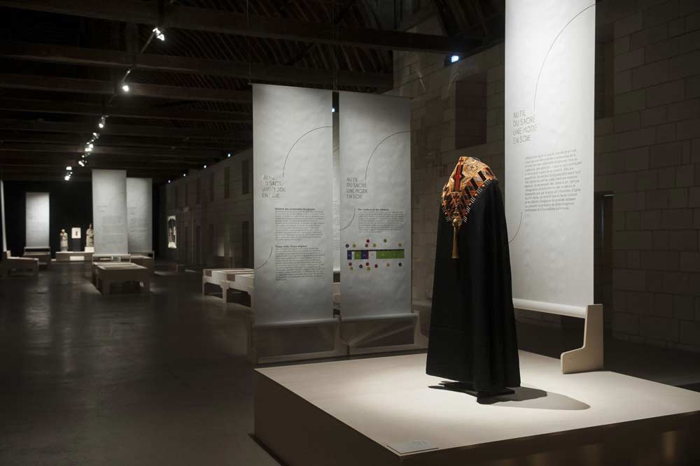 Entré de l'exposition Au fil du sacré, une mode en soie à l'abbaye royale de Fontevraud