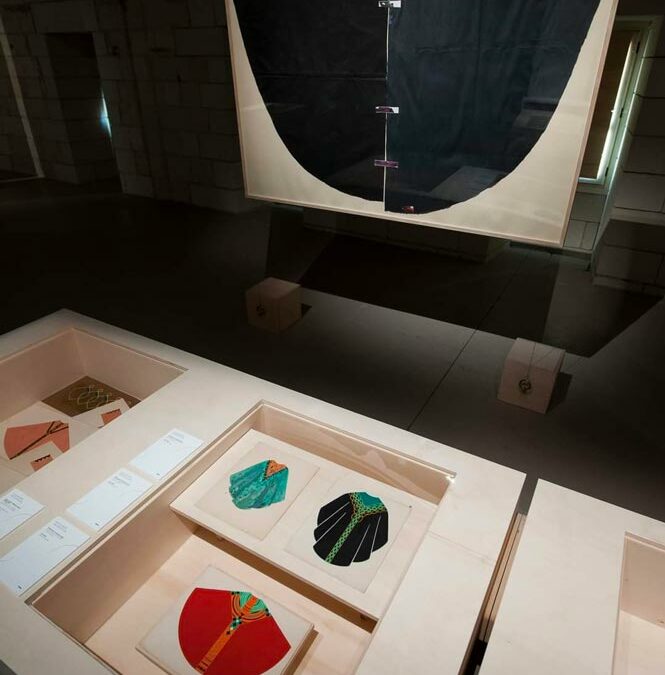 Au fil du sacré, une mode en soie – Scénographie de l’exposition à l’Abbaye Royale de Fontevraud