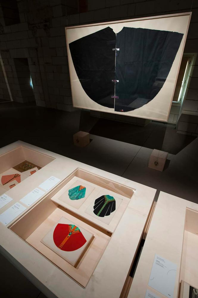 Entré de l'exposition Au fil du sacré, une mode en soie à l'abbaye royale de Fontevraud, partie du Grand Dortoir