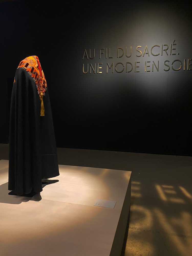 Scénogrpahie de l'exposition Au fil du sacré, une mode en soie.