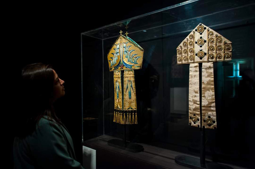 Entré de l'exposition Au fil du sacré, une mode en soie à l'abbaye royale de Fontevraud, partie du Noviciat